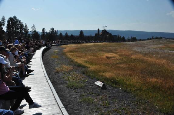 O público aguarda, ansioso, a erupção do mais famoso geiser do mundo, o Old Faithful, no Yellowstone National Park, em Wyoming, nos Estados Unidos